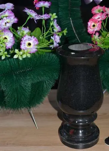 Фигурная мемориальная ваза из мраморной крошки